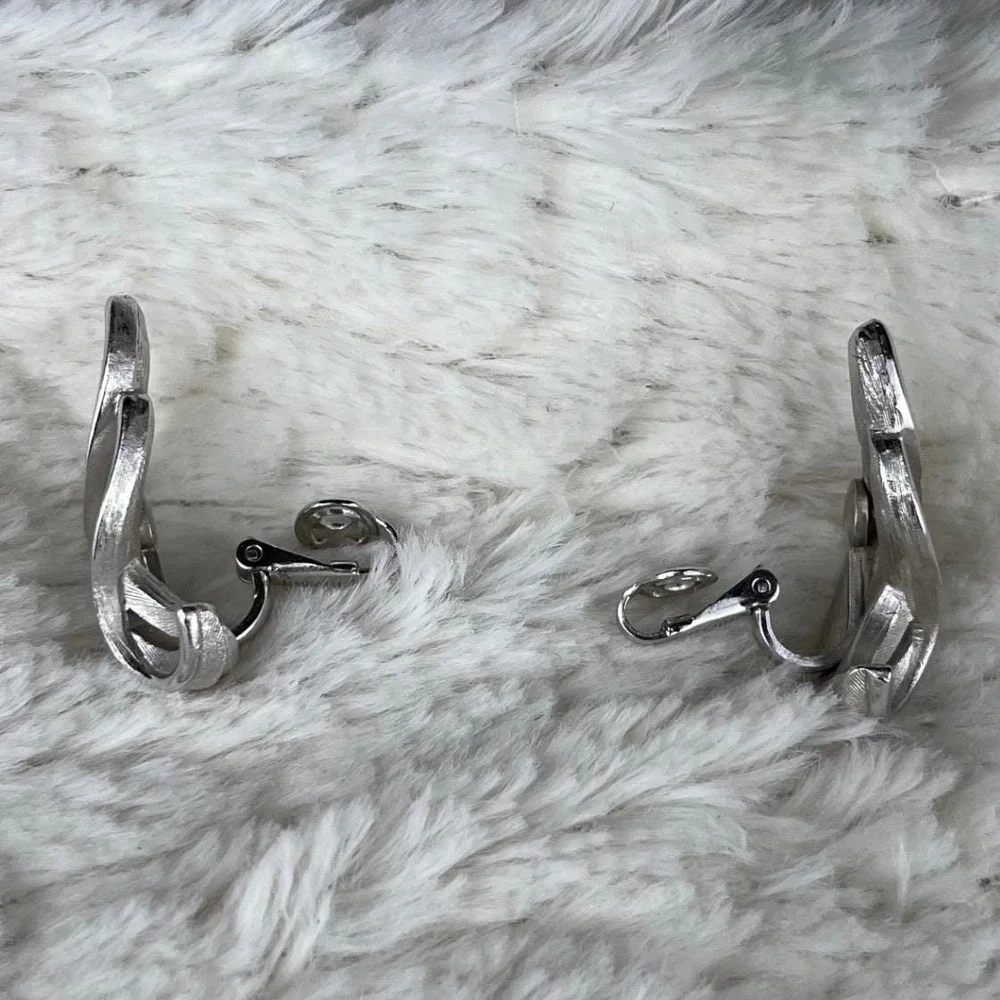Vtg Trifari Crown Silver Tone Feather Leaf Clip On Earrings MCM Pin Up 70s NWOT